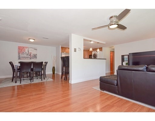 Primary Photo - 221 Oak St