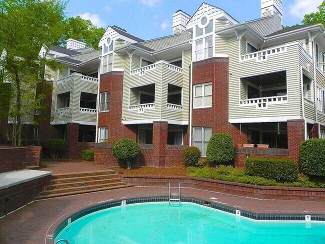 Foto del edificio - Charming 2BR Condo in Charlotte