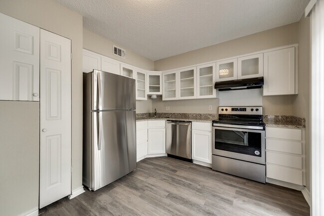 Building Photo - Cozy Move in Ready Town-Home!