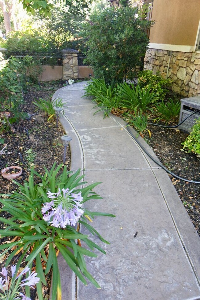 Building Photo - Modern House Near Downtown