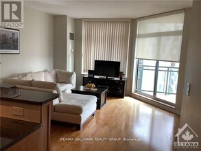 Building Photo - 570 Laurier Ave W