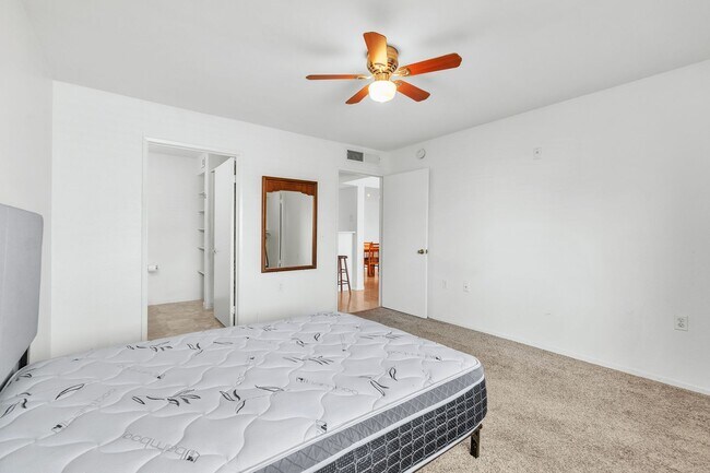 Building Photo - 2 Bedroom/2 Bathroom Condo in Quiet Gated ...