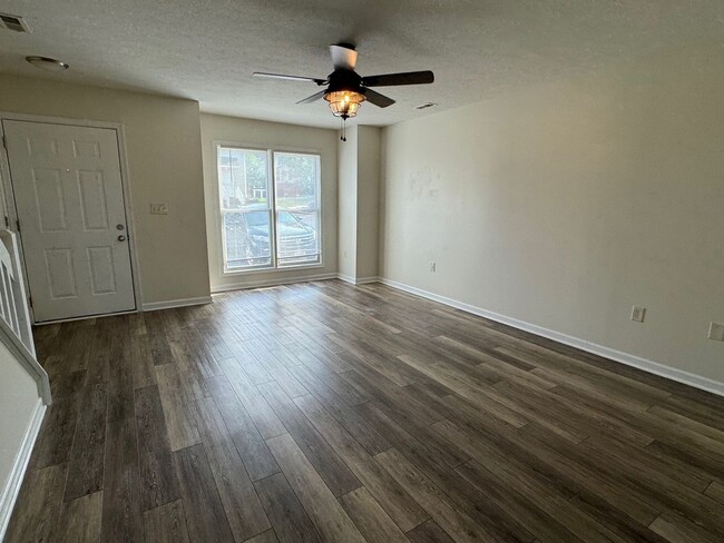 Building Photo - Spacious Home With 2 Suites & Walk-Out Bas...