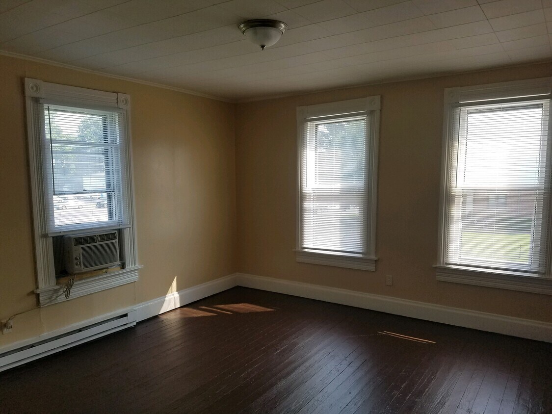Living room - 1713 W Main St