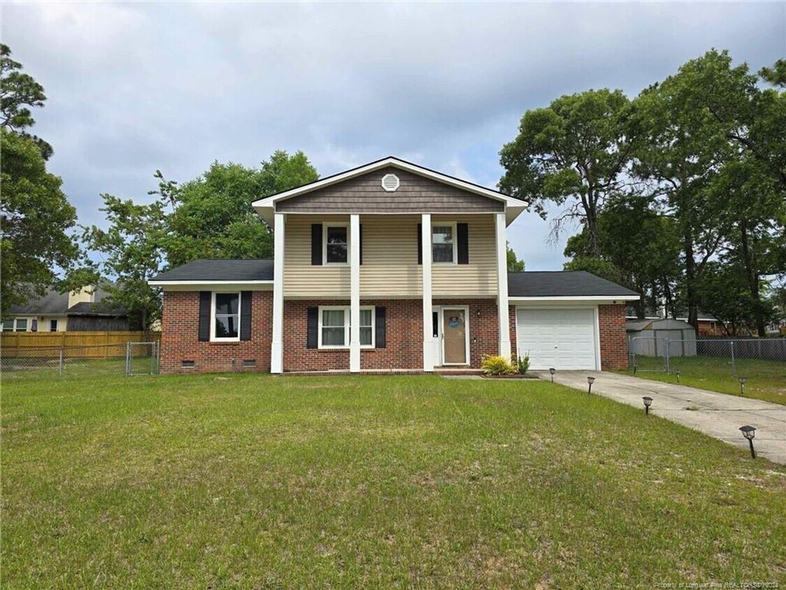 Foto principal - Conveniently located 3 bedroom!