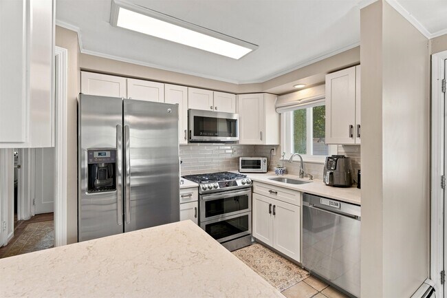Building Photo - 42 7th Ave
