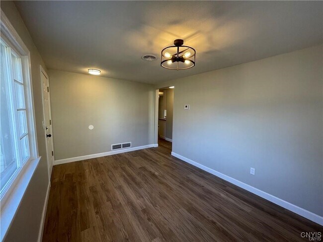 Foto del edificio - 4900 Bear Rd