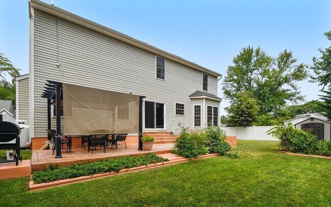 Building Photo - Exquisite 5BR & 3.5 BA Single Family Home....