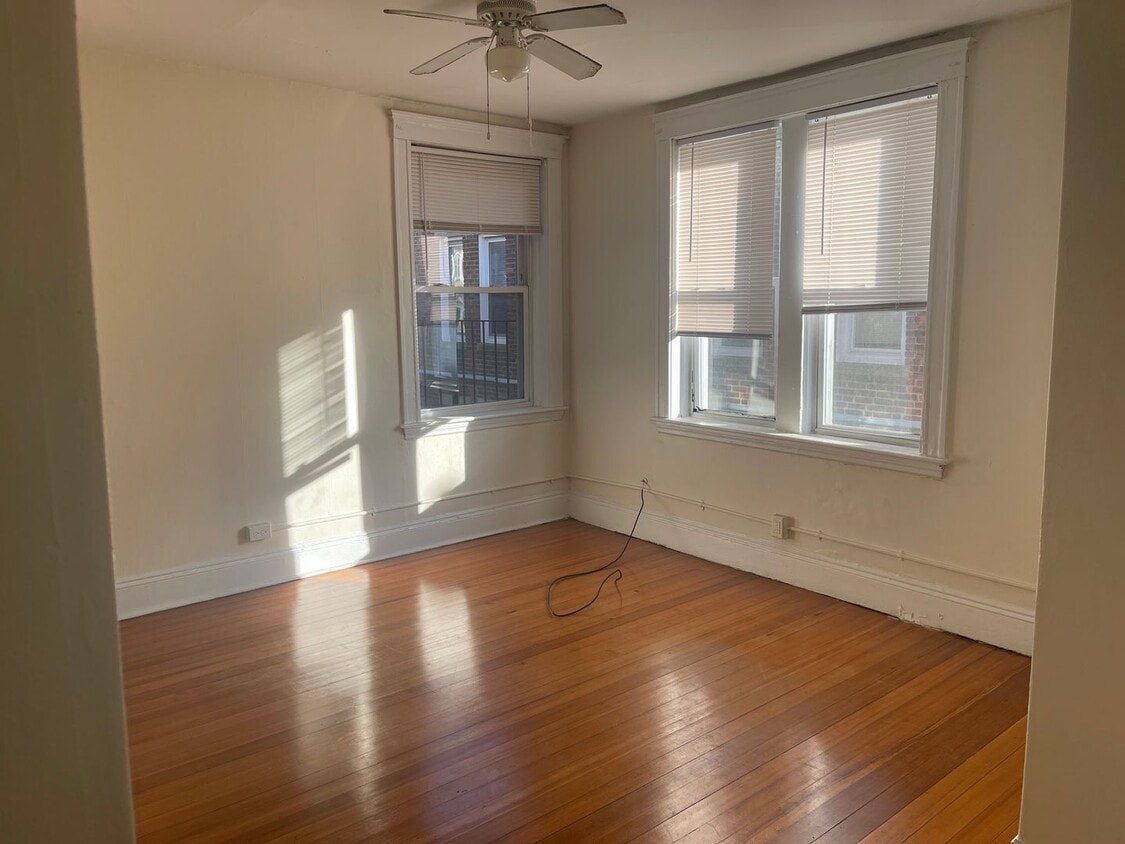 Union Sq Over sized Top floor Extremely Sunny 1 bed Eat In Kitchen, 1 Free month - 3 Bed Split NO FEE NO SECURITY Heat Hw inc...