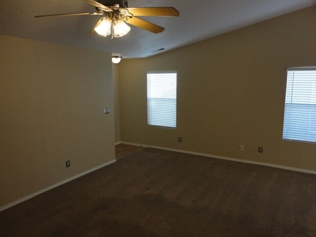 Foto del edificio - 7448 Sanderling Rd NW