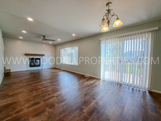 Building Photo - 3 Bedroom 3.5 Bath Urbandale Home with a l...