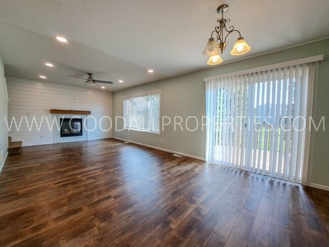 Foto del edificio - 3 Bedroom 3.5 Bath Urbandale Home with a l...