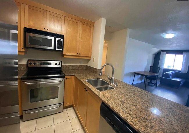 Foto del edificio - $2,900 - 2 Bedroom, 2 Bathroom Condo in the Heart of UTC La Jolla