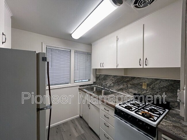 Building Photo - 1122 NE Freemont Ave