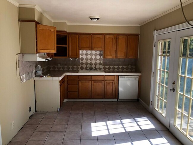 Building Photo - 3 Bedroom 1.5