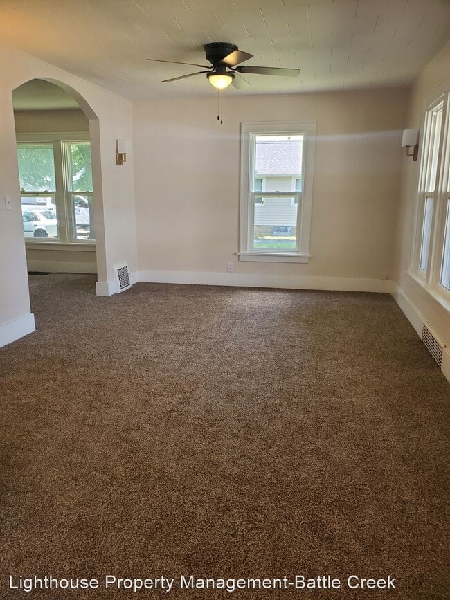 Building Photo - 4 br, 1.5 bath House - 359 Lakeview Avenue