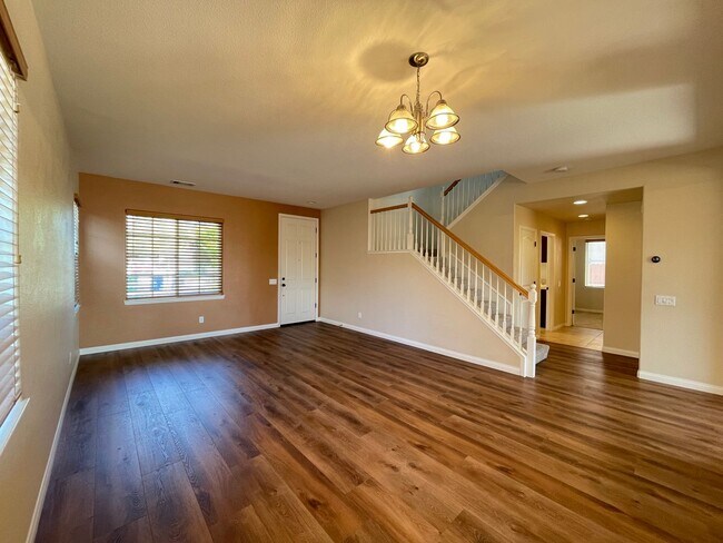 Foto del edificio - Desirable Providence Landing Home