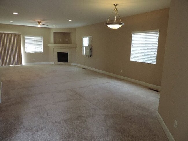 Building Photo - Beautiful 3 bedroom home, walking distance...