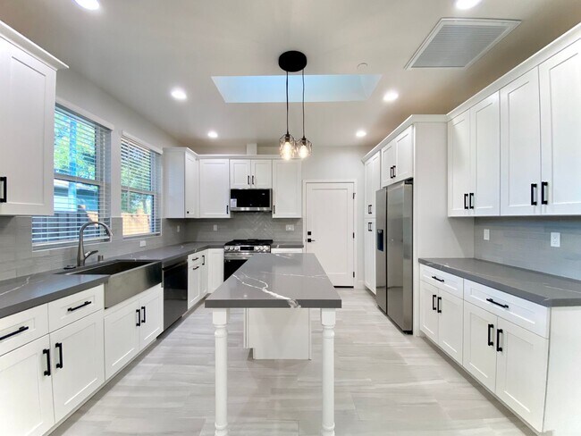 Foto del edificio - Brand New Fully Upgraded 3-bedroom Home in...