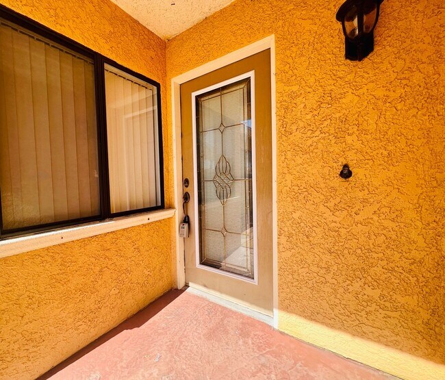 Building Photo - 3 bedrooms, 2 bathrooms + Den! RV Parking