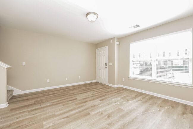 Foto del edificio - 8035 Logan Dr