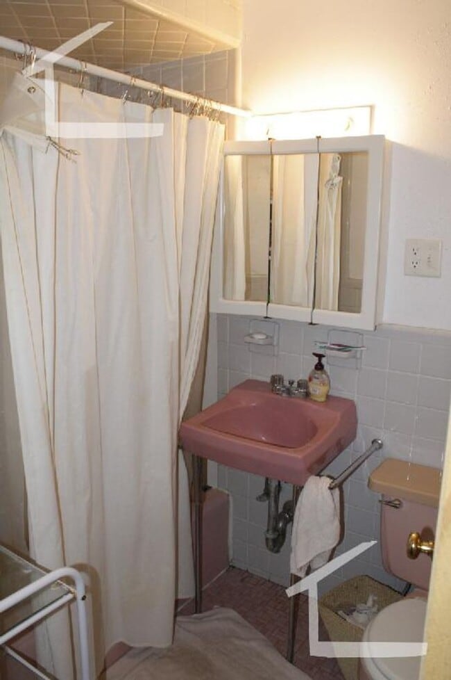 Foto del edificio - Great 2 bedroom with laundry in building