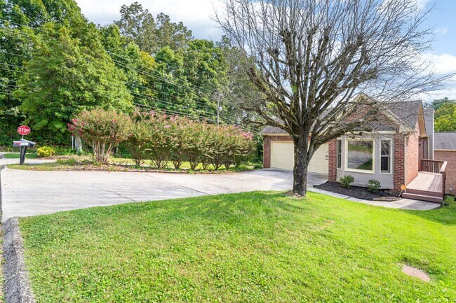 Foto del edificio - Fully Updated - Beautiful 3BR/2BA single-level home with a finished walk-out basement!