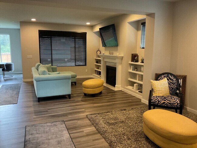 Foto del edificio - Furnished 4BR/3.5BA Home w/ Modern Ameniti...