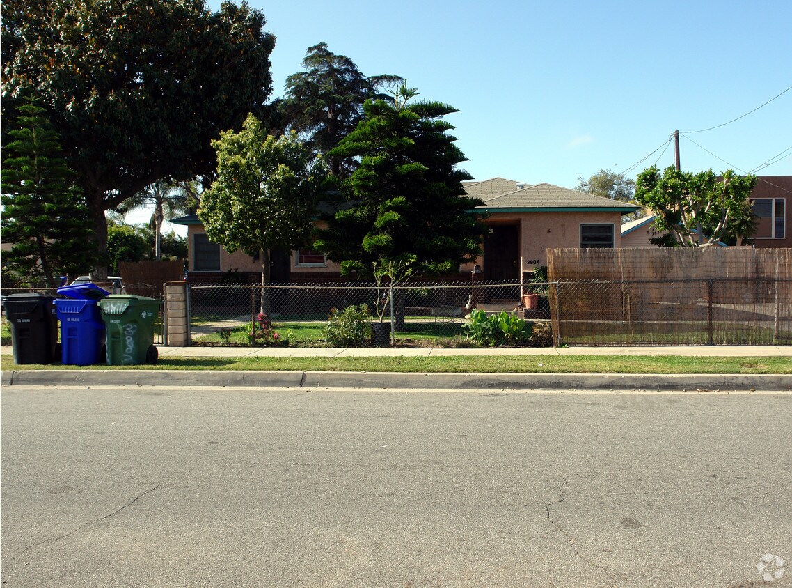 Foto del edificio - 3802 W 106th St