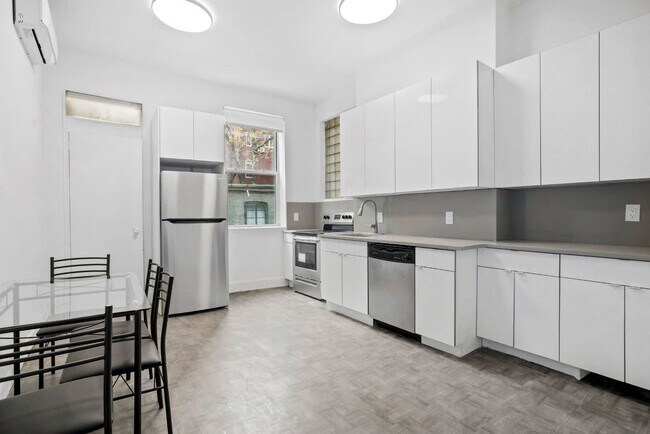 Building Photo - 257 W 19th St