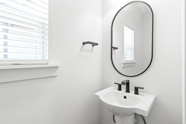Building Photo - Move-in Ready Modern Townhome!!