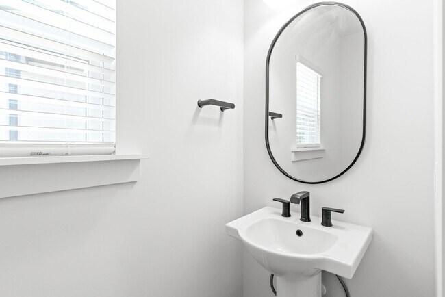 Foto del edificio - Move-in Ready Modern Townhome!!