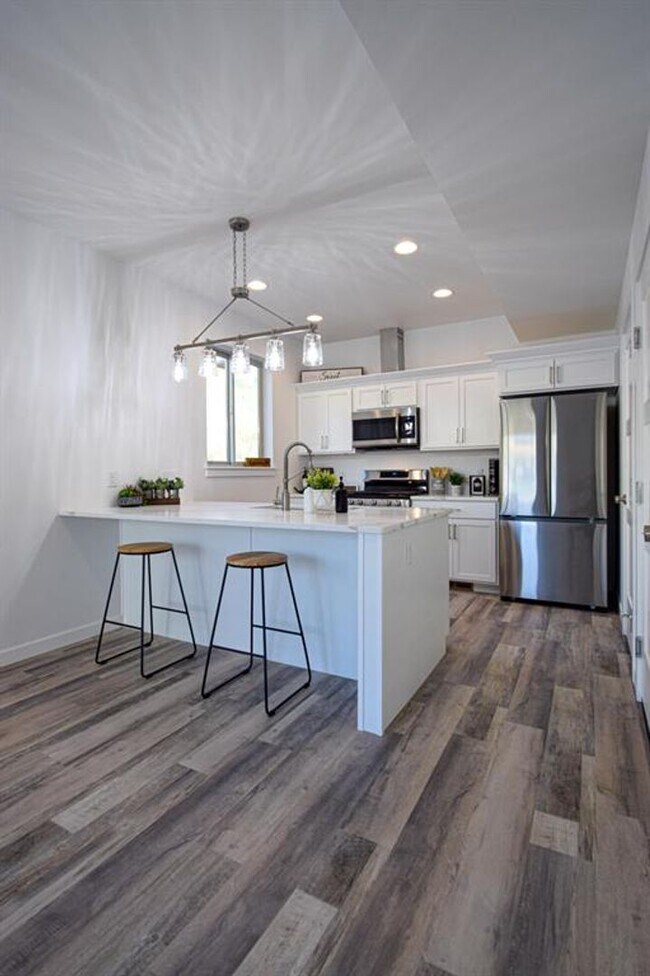 Foto del edificio - New South Hills Duplex Stunner!