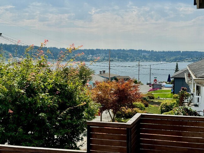Foto del edificio - Gorgeous Manette view home now available