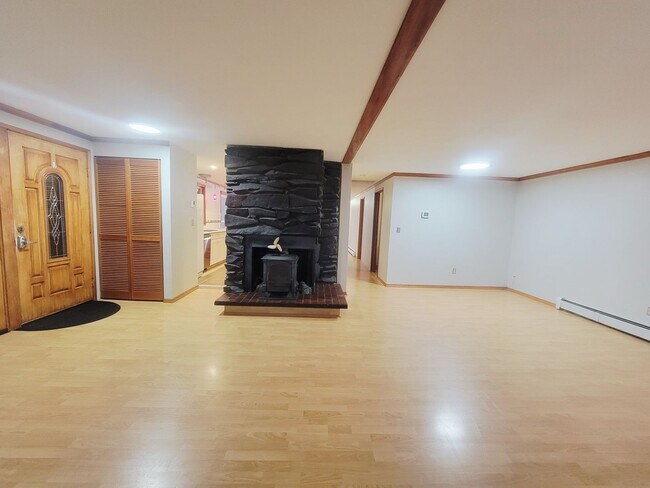 Foto del edificio - Spacious 3-Bedroom Home with Fenced Yard &...