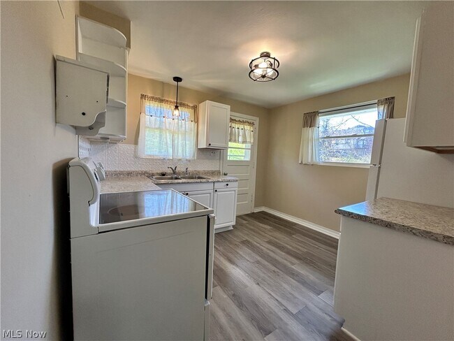 Foto del edificio - 155 Canton Rd