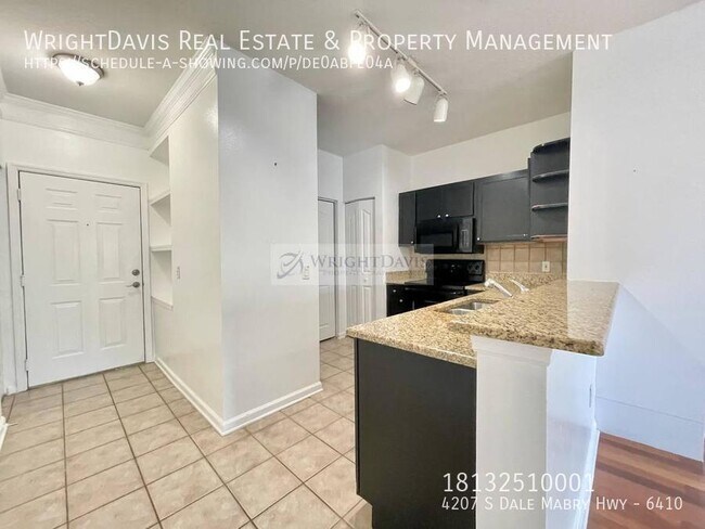 Building Photo - Luxury Top-Floor 1/1 Condo in the Heart of...