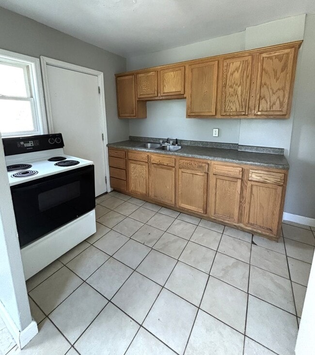 Building Photo - **RENT RECENTLY REDUCED!! ** Spacious 2 bedroom Townhouse for rent!!