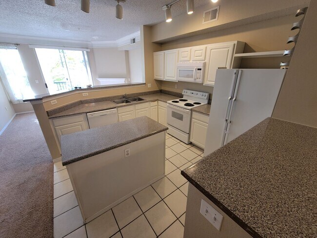Building Photo - Spacious 2 bedroom, 2 bathroom townhome in...