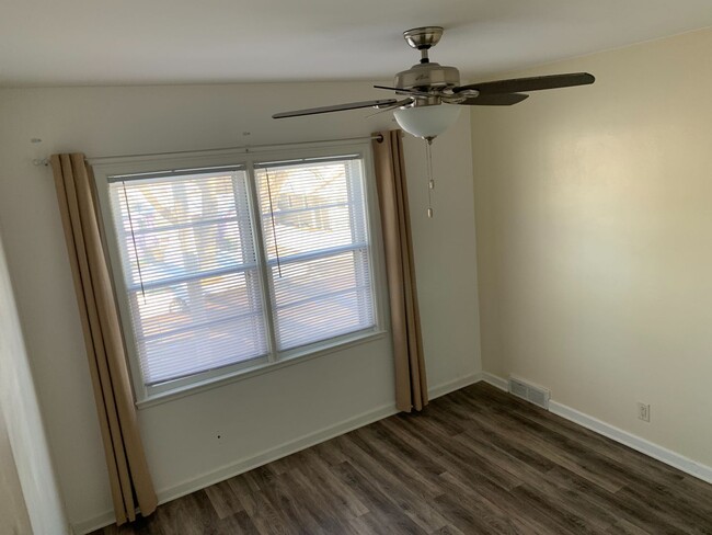 Building Photo - 1 Bed 1 Bath Apartment in a Triplex Close ...