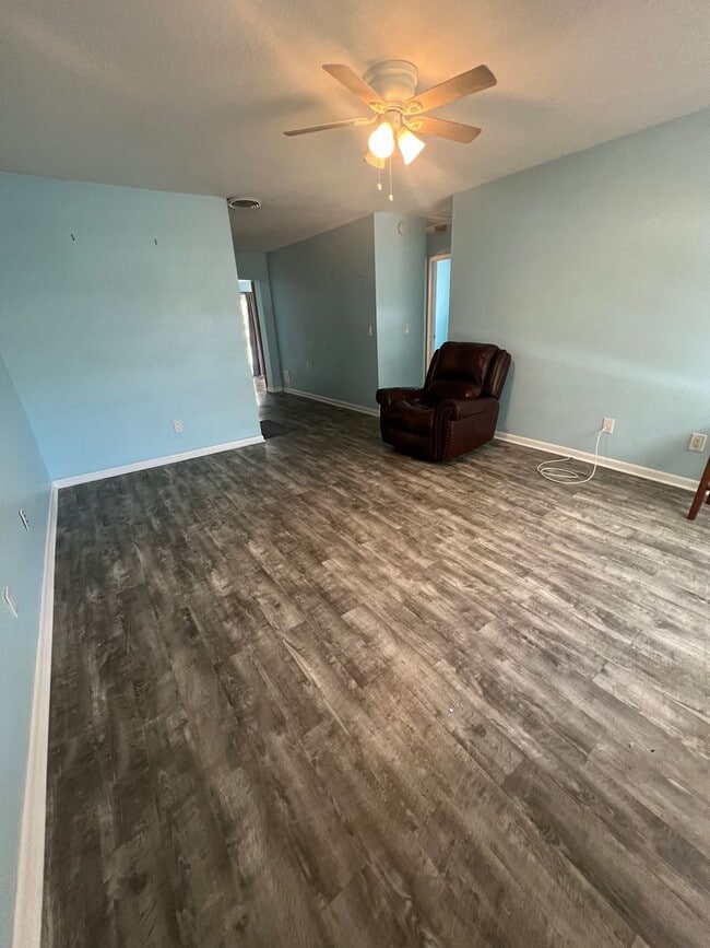 Building Photo - 3/1.5 Duplex in Fisherman's Haven