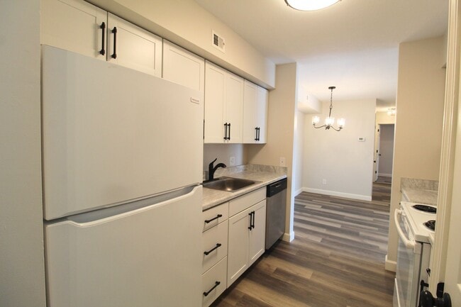 Foto del edificio - Fun and Stylish Living at Madison Manor! Top-Floor Condo with Vaulted Ceilings and Skylights