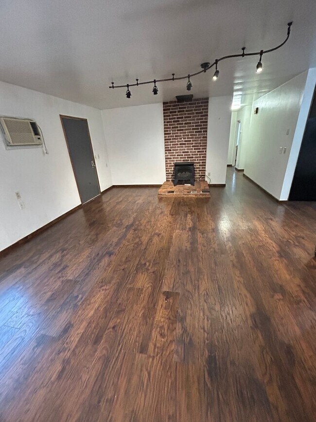 Foto del edificio - 3 Bedroom/1 bath Home avaiable now.