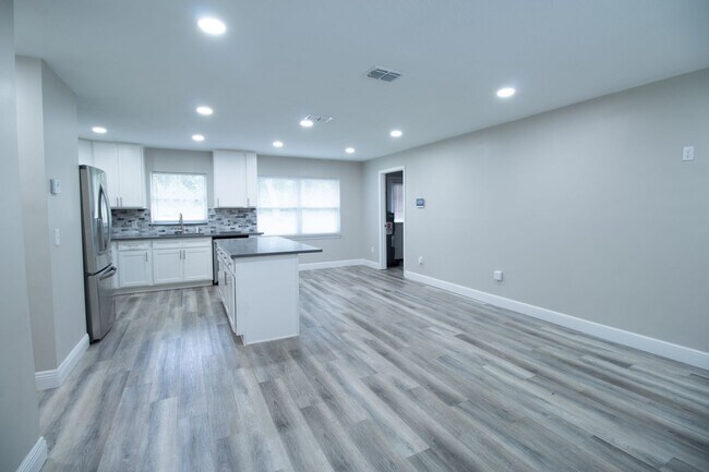 Foto del edificio - **Charming 3-Bedroom Renovated Home in Deltona with Spacious Backyard**