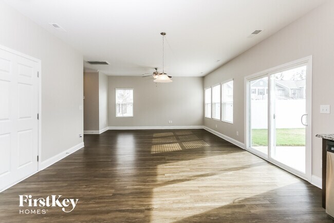 Building Photo - 9152 Marion Oaks Dr