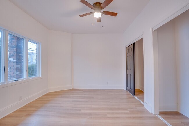 Foto del edificio - 121 W 12th St