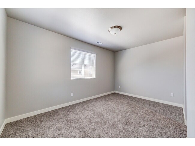 Building Photo - 43 E 700 N
