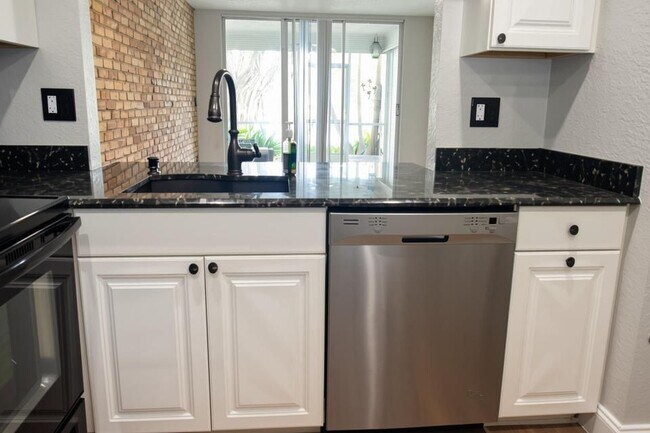 Foto del edificio - 9311 Orange Grove Dr