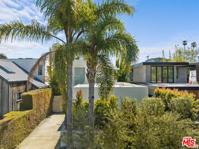 Building Photo - 748 Palms Blvd