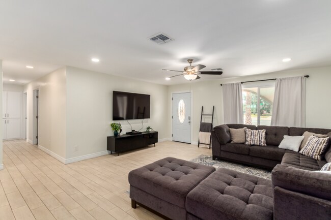 Foto del edificio - 1346 E 8th St